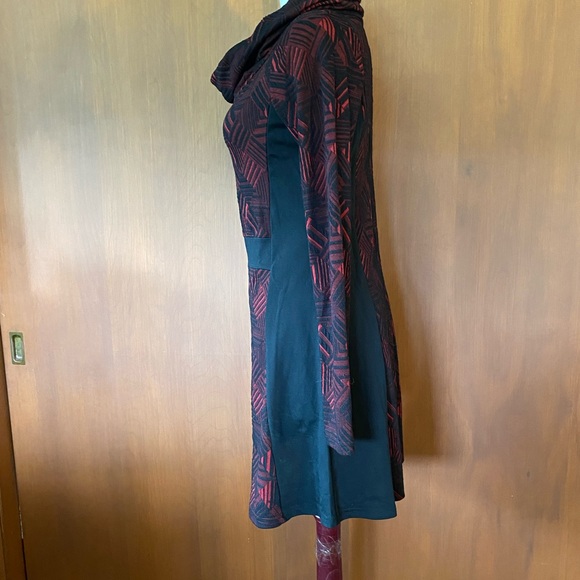 Lovely Dinh Ba red and black dress - Picture 5 of 5